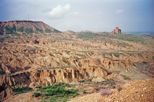 Massive Erosion durch jahrhundertelange Übernutzung nach der Rodung der Mischwälder bei Caparroso am Rio Aragon, Provinz Navarra, Spanien, 1997